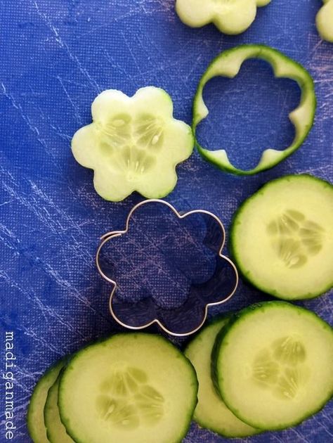 Cucumber Daisies for Garden Fresh Herbed Cucumber Bites Cucumber Flowers, Cucumber Flower, Decorações Com Comidas, Shower Food, Snacks Für Party, Mad Hatter Tea, High Tea, Creative Food, Royal Icing