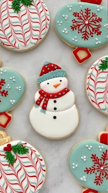 Mary Mansfield on Instagram: "It’s snowing a bit today so it seemed appropriate to share a snowman cookie. I usually go the traditional route with snowmen, but I liked his look of innocence without a mouth. What do you suppose he’s thinking… is he wishing for arms? ⛄️ ❄️ And did you notice that his scarf got longer at the end? 😉 . . . . . #christmascookies #snowmancookies #cookiedecoratingvideo #cookievideo #cookietutorial #cookiedecorating #decoratedcookies #royalicingcookies #decoratedsuga Snowman Cookie Decorating Ideas, Snowman Cutout Cookies, Snowmen Cookies Decorated, Snowman Royal Icing Cookies, Snowman Decorated Cookies, Snowman Cookies Royal Icing, Snowman Cookies Decorated, Decorated Sugar Cookies Christmas, Gingerbread Cookie Designs