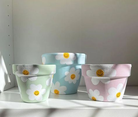 Plant Pot Design, Diy Pottery Painting, Flower Pot Art, Plant Pot Diy, Painted Pots Diy, Painted Plant Pots, Flower Pot Design, Painted Terra Cotta Pots, Flower Pot Crafts