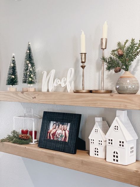 Small Christmas Shelf Decor, Christmas Ideas Apartment, Shelf Decor Living Room Christmas, Floating Shelf Christmas Decor Ideas, Christmas Decor Family Room, Christmas Shelving Decor Ideas, Shelf Decor For Christmas, Christmas Floating Shelf Decor, Wall Shelf Christmas Decor