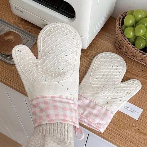 Casopic - Plaid Silicone Oven Glove | YesStyle Baking Gloves, Microwave Baking, Cooking Gloves, Silicone Gloves, Microwave In Kitchen, Buffalo Plaid Pattern, Heat Resistant Gloves, Oven Gloves, Microwave Ovens