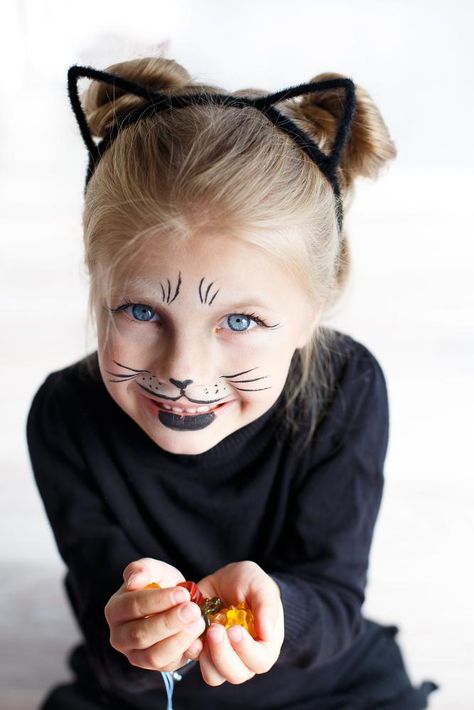 8 idées de maquillage de chat pour les enfants - M6 Deco.fr Halloween Trucco, Halloween Barn, Diy Makeup Palette, Carnaval Make-up, White Eyeliner Makeup, Kitty Face Paint, Face Painting Easy, Kids Face Paint, Birthday Makeup