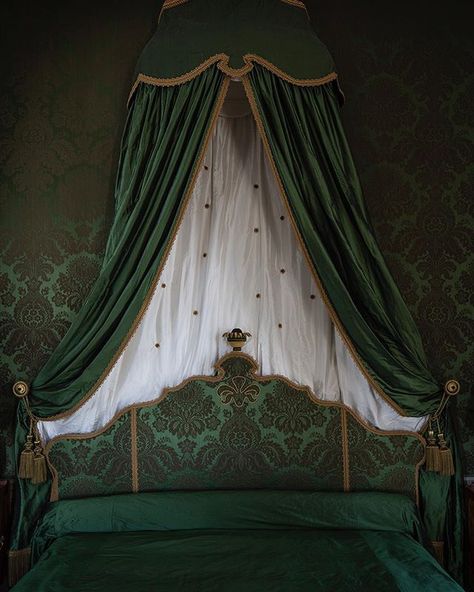 Jacques Garcia Slytherin Bedroom, Slytherin Decor, Slytherin Room, Slytherin Style, Dark Academia Room, Academia Room, Chateaux Interiors, Devine Design, Harry Potter Bedroom