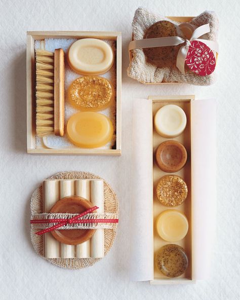 display your handmade soaps and candles in natural wood boxes and neutral-colored ribbons for a spa effect. Soap Packaging Diy, Savon Diy, Săpunuri Handmade, Spa Ideas, Martha Stewart Crafts, Diy Spa, Homemade Bath Products, Soap Packaging, Packaging Ideas