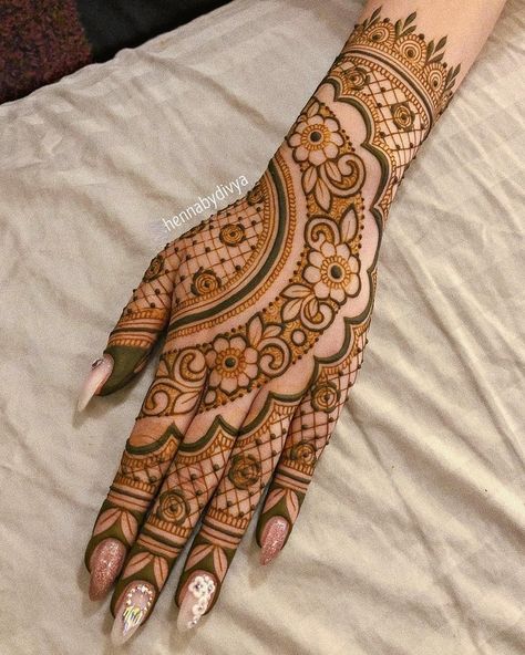 6 Latest Simple Mehndi Designs For The Minimalist Brides This Summer Bodypainting, Henna Motifs, Arm Henna, Henne Tattoo, Easy Mehndi Designs, Diy Henna, Eid Mehndi, Mehendi Art, Tato Henna