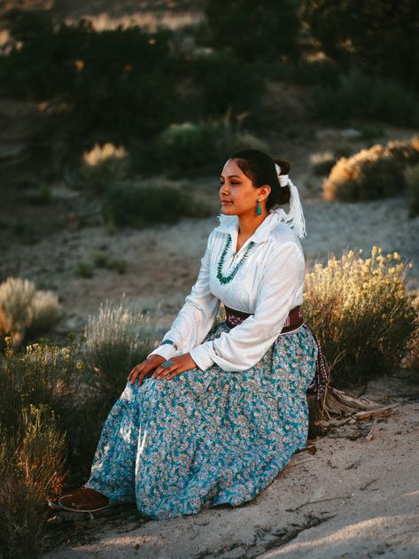 Young Navajo women with traditional wear Navajo Clothing Traditional, Native American Clothing Women Traditional, Navajo Traditional Outfits, Native American Traditional Clothing, Modern Native American Fashion, Navajo Fashion, Lipan Apache, Navajo Clothing, Navajo Dress