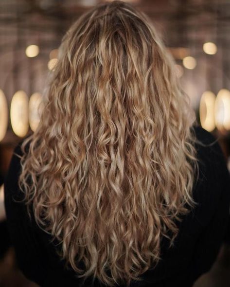 Natural Blonde Hair Curly, Thick Blonde Curly Hair, Natural Curly Hair Haircut, V Haircut For Long Hair Curly, Layered Curly Blonde Hair, Naturally Wavy Layered Hair, Wavy Natural Haircut, Naturally Wavy Haircuts Medium, Long Layers With Wavy Hair