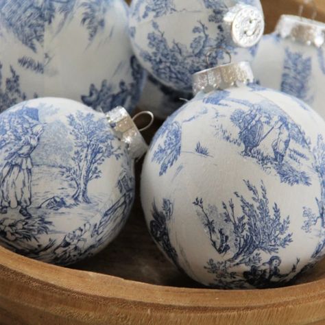 Blue Toile Christmas Ornaments Modern Christmas Decoration - Etsy UK Navy And Green Christmas Decor, French Country Christmas Tree, Blue And White Christmas Tree, Chinoiserie Christmas Tree, French Christmas Decor, Toile Christmas, Navy Blue Christmas, Chinoiserie Ornaments, Williamsburg Christmas