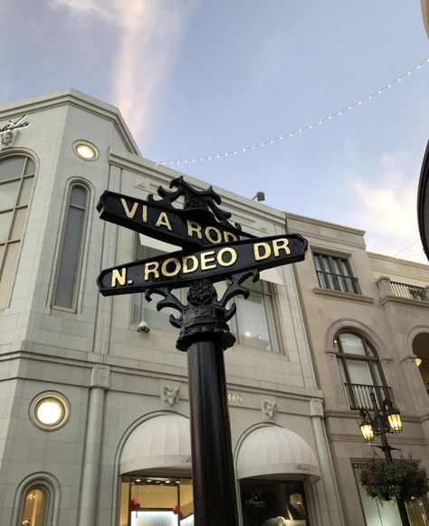 Via Rodeo Drive 🤍 #OnlyOnRodeo⁠ ⁠ 📸: @elifbbc Los Angeles Rodeo Drive, Rodeo Drive Aesthetic, Vivian Ward, Los Angeles Travel Guide, Rodeo Drive Beverly Hills, La Summer, Los Angeles Aesthetic, Best Milkshakes, Cali Life