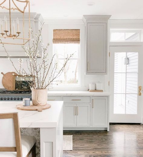 Elegant white farmhouse kitchen with Benjamin Moore Repose Grey cabinets, subway tile, gold accents, and reclaimed barn wood. Design: Finding Lovely. Wall color: Benjamin Moore Chantilly Lace. Hardwood In Kitchen, Marble Backsplash Kitchen, Architecture Renovation, Серая Кухня, Gray And White Kitchen, Backsplash Kitchen, Kitchen White, Marble Backsplash, Classic Kitchen