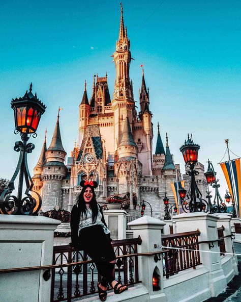 Cinderella's Castle Magic Kingdom Walt Disney World - Instagram spots #disney #wdw #disneyworld #disneyinspo #waltdisneyworld Disney World 2024, Disney Poses, Disney Word, Disney Balloons, Walt Disney World Orlando, Disney Boardwalk, Disney Photo Ideas, Disney World Pictures, Cute Disney Pictures