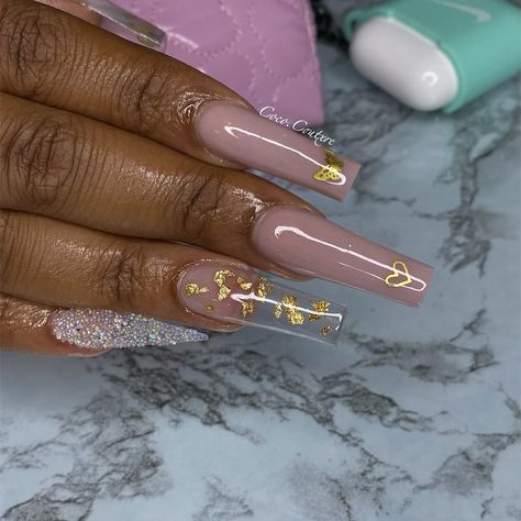 Acrylic Nails Gold Jewelry, Clear Acrylic Nails With Gold Flakes, Clear Gold Nails, Acrylic Nails With Gold Charms, Nail Art With Gold Flakes, Acrylic Nails With Gold Flakes, Clear And Gold Nails, Gold Flakes Acrylic Nails, Foil Nails Acrylic