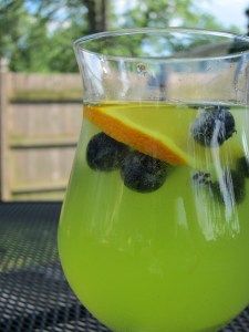 Summer Green #Sangria Green Sangria Recipe, Green Sangria, St Patty Drinks, Sangria With Sprite, St Patty's Day Drinks, Sangria With Sprite Recipe, Green Sangria Recipe St. Patrick's Day, Green Cocktails Recipes St. Patrick's Day, Sangria Drink