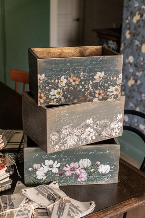 Craft Room Vintage, Wooden Box Decoration Ideas, Sewing Decor Ideas, Wooden Crate Painting Ideas, Decoupage Ideas Wood, Decoupage Boxes Ideas, Decoupage Wooden Boxes, Decoupage Box Vintage, Floating Nightstand Ideas