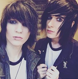 Johhnie Guilbert and Jake Bateman Jake Bateman, Cute Emo Couples, Alex Dorame, Cute Emo Guys, Emo Couples, Emo Things, Emo People, Emo Princess, Scene Style