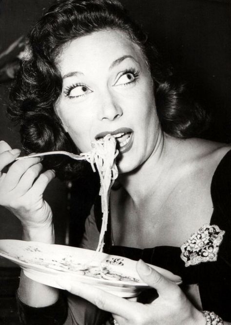 Never interrupt me when I'm eating pasta. Eating Spaghetti, Anna Magnani, Italian Women, People Eating, Pizza Pasta, Italian Restaurant, Italian Recipes, Vintage Photos, Pretty People