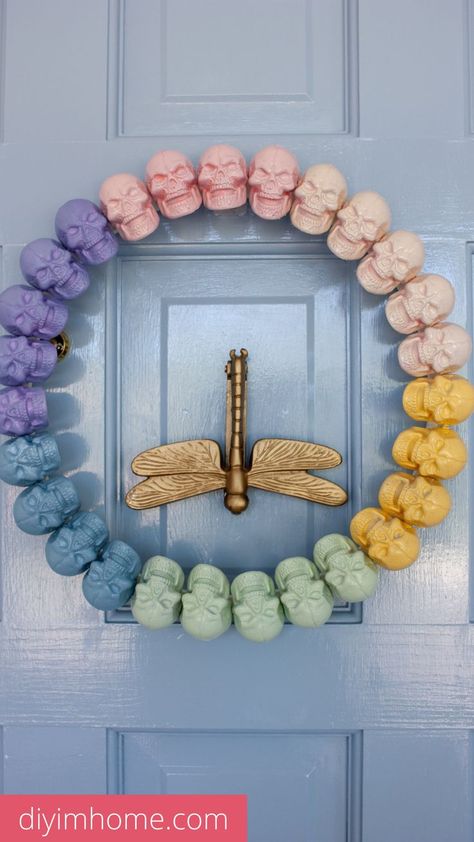 A 3 step tutorial to make this pastel rainbow skull DIY Halloween wreath. Pastel Halloween Decor Diy, Rainbow Halloween Decor, Bright Halloween Decor, Diy Pastel Halloween Decor, Halloween Wreath Ideas Diy, Colorful Halloween Decor, Pastel Halloween Aesthetic, Halloween Wreaths For Front Door, Skull Diy