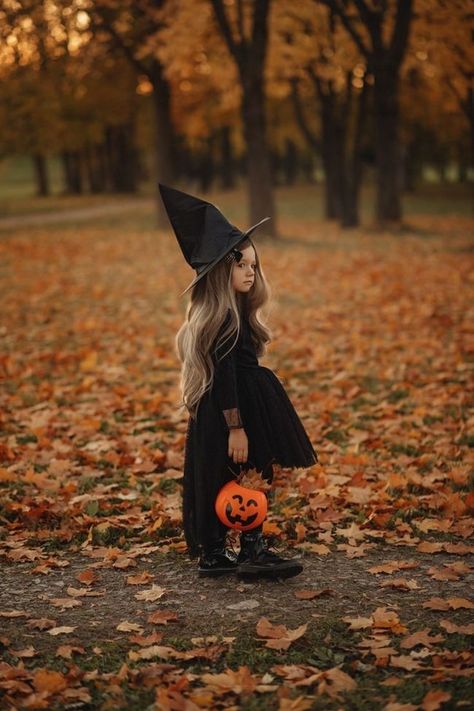 Witch Photo Shoot, Halloween Mini Session, Halloween Photoshoot Ideas, Halloween Photo Shoot, Witch Photos, Halloween Shoot, Halloween Photography, Hallowen Costume, Witch Halloween Costume