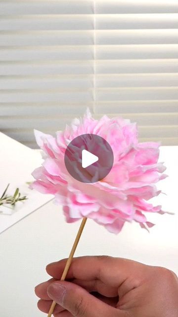 Festival Flowers, Paper Flowers Diy Easy, Paper Flower Wreaths, Paper Flower Arrangements, Flowers Simple, Paper Craft Techniques, Paper Flower Crafts, Mothers Day Crafts For Kids, How To Make Paper Flowers