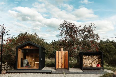 13 Sauna Ideas To Inspire You – Forbes Advisor Backyard Sauna Ideas Landscaping, Small Outdoor Sauna Ideas, Outdoor Wood Burning Sauna, Sauna Landscaping, Small Sauna Ideas, Diy Sauna Outdoor, Outdoor Sauna Ideas, Forest Sauna, Black Arbor