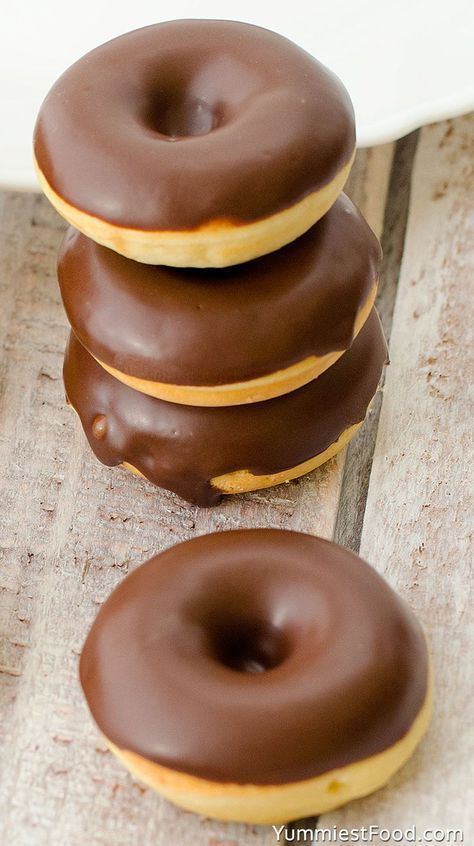 Very easy, fantastic, quick, perfectly soft and their smell and taste are incredible, donuts with chocolate topping! Homemade Doughnuts, Homemade Donuts Recipe, Baked Donut Recipes, Donuts Recipe, Homemade Donuts, Doughnut Recipe, Delicious Donuts, Chocolate Donuts, Chocolate Topping