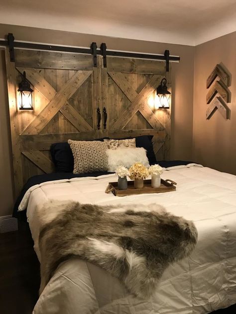 Barn Door Headboard, Door Headboard, Western Bedroom Decor, Rustic Bedroom Design, Farmhouse Bedroom Decor Ideas, Western Bedroom, Rubio Monocoat, Wooden Headboard, Casa Vintage