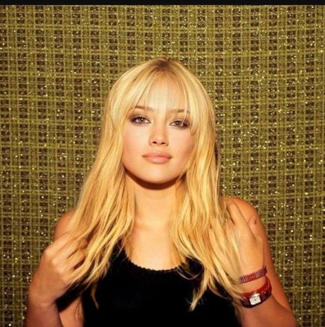 Hilary Duff Aesthetic, Haley Dunphy Blonde Hair, Hilary Duff Bangs, Lindsay Lohan 2000s Hair, Hilary Duff 2000s, 2000s Haircuts, Hilary Duff Makeup, Hilary Duff Side Bangs, Blonde Hair 2000s Aesthetic