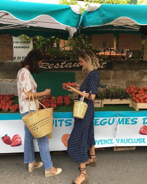 Style Chic Parisien, French Wardrobe Basics, Parisian Summer, French Wardrobe, French Summer, Style Parisienne, Parisienne Chic, Parisian Chic Style, Style Français