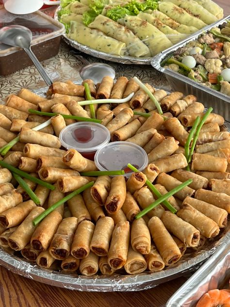 Filipino Food Wedding, Filipino Food Aethstetic, Filipino Wedding Food, Birthday Food Ideas Filipino, Filipino Birthday Party Food, Filipino Food Party Table, Filipino Party Food, Filipino Food Party, Lumpiang Shanghai