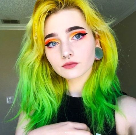 Color Melt Hair, Hair Melt, Neon Green Hair, Green Hair Girl, Yellow Hair Color, Dark Green Hair, Haircut Inspo, Color Melt, Short Ombre Hair