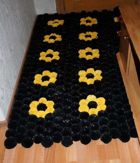 Plastic Bag Recycling for Floor Mats, Two Creative Recycled Crafts Ideas #PlasticsInTheGarden Pom Pom Tutorial, Plastic Bag Crafts, Plastic Bag Crochet, Plastic Bag Storage, Recycled Plastic Bags, Pom Pom Rug, Diy Pom Pom, Pom Pom Crafts, Recycled Projects