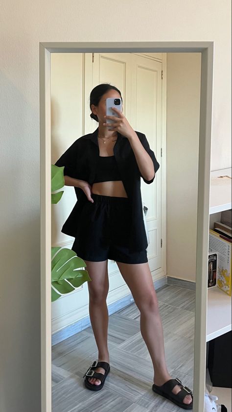 Minimal Outfits Summer, Minimal Beach Outfit, Black Skort Outfit Casual Summer, Humidity Outfit, Asia Outfit Ideas, Simple Everyday Outfits Summer Casual, Summer All Black Outfits, Black Polo Outfit Woman, Tokyo Summer Outfit