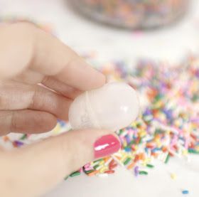 Elle Sees|| Beauty Blogger in Atlanta: DIY Sprinkles Candle With a Surprise Inside Diy Sprinkle Candle, Sprinkles Candle, Liquid Candle, Diy Sprinkles, Empty Candle Jars, Empty Candle, Candle Diy, Diy Valentine's Day, Candy Sprinkles