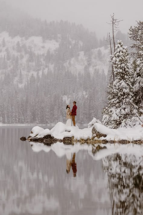 Proposal Winter Ideas, Winter Prewedding, Snowy Wedding Pictures, Snow Proposal Ideas, Winter Wedding Elopement, Winter Prewedding Photoshoot, Wedding In Snow, Snowy Proposal, Snow Elopement