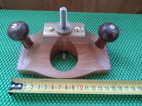 Router Plane, Wooden Tools, Diy Router, Wooden Plane, Tiny Shop, Shop Tools, Woodworking Hand Tools, Homemade Tools, Drilling Holes