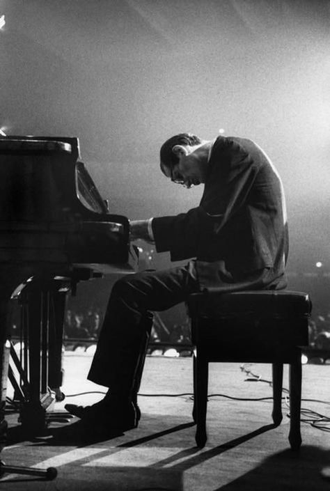 Piano Wednesday, Jazz Photography, Arte Jazz, Saint Victor, Piano Jazz, Jazz Cat, Chet Baker, Bill Evans, Jazz Poster