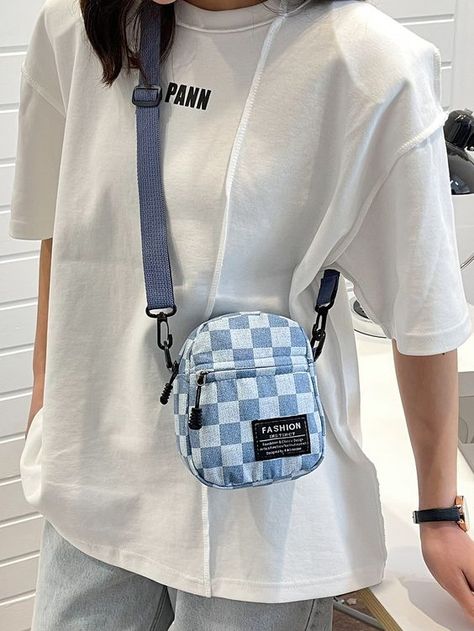 Mini Checkered Pattern Patch Detail Crossbody Bag #jeansbagpatterns #jeanbagspatternideas #recyclejeansbagpattern Jeans Bags Ideas Sewing Patterns, Mini Bag Diy, Diy Crossbody Bag, Bag Upcycling, Diy Bags Jeans, Upcycled Bags, Jean Bag, Handbag Sewing Patterns, Bag Jeans