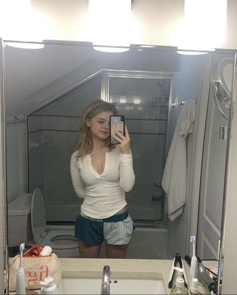 Kylie Rogers, Mirror Selfie, Actresses, Quick Saves