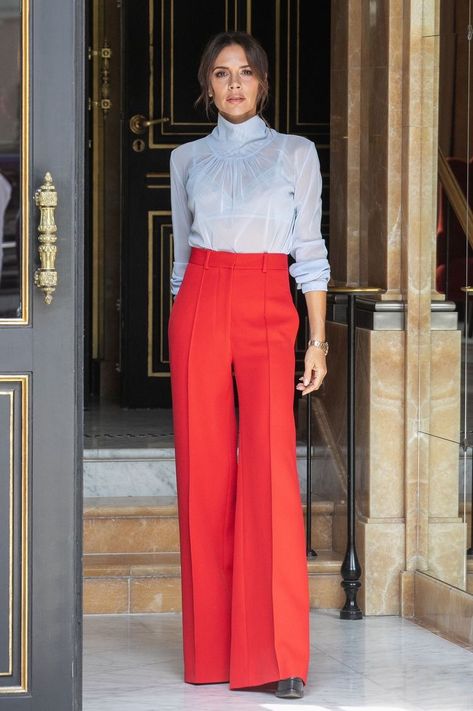 Style Victoria Beckham, Victoria Beckham Outfits, Victoria Beckham Style, Red Trousers, Chique Outfits, Fall Outfits For Work, Red Pants, Looks Chic, Inspired Outfits