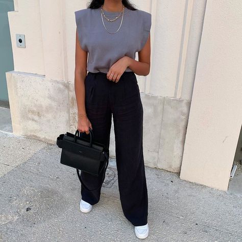 Miavita_ on Instagram: “Top zara 6454/110/809 . Pantalon Zara 7385/351/800 .” Black Flowy Pants Outfit, Black Wide Leg Pants Outfit Casual, Wide Leg Cropped Pants Outfit, Black Trousers Outfit Casual, Wide Leg Black Pants Outfit, Black Slacks Outfit, Wide Leg Pants Outfit Summer, Wide Leg Pants Outfit Casual, Wide Leg Pants Outfit Work