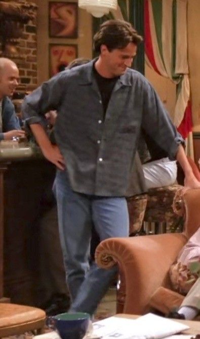 S1 EP4 Friends Outfits 90s Men, Casual 90s Outfits Men, Chandler Bing 90s, Friends Mens Outfits, 90s Sitcom Fashion Men, Friends Clothes 90s Outfit, Chandler Friends Outfits, 90s Boys Outfits, Chandler Bing Fashion