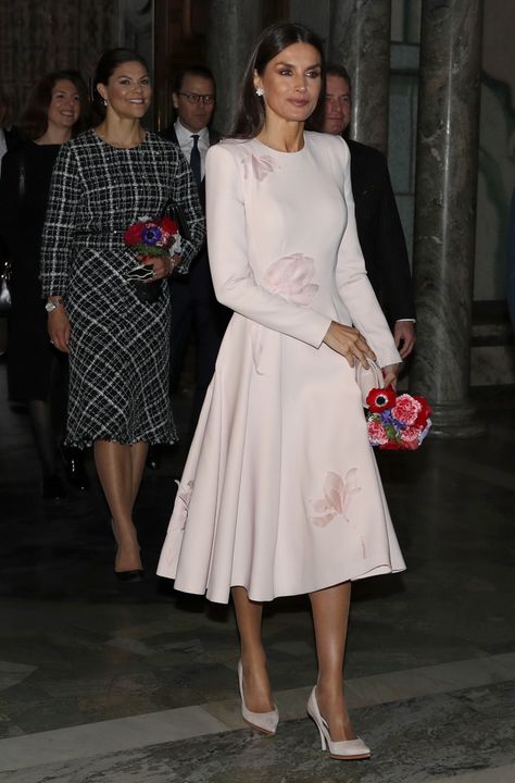 Queen Silvia Of Sweden, Queen Of Spain, Queen Of Sweden, Stockholm City, Royal Portraits, Elegant Outfit Classy, Prep Style, Letizia Of Spain, Royal Dresses