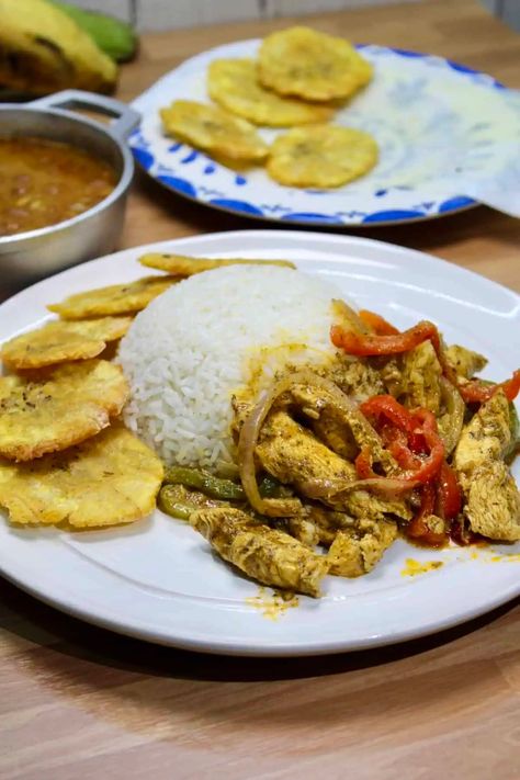 Pechuga al Caldero (Dominican Chicken and Peppers) Dominican Chicken Recipes, Dominican Pollo Guisado Recipe, Dominican Chicken Stew, Dominican Chicken, Dominican Roasted Chicken, Achiote Oil, Chicken And Peppers, Chicken Filet, Latin Recipes