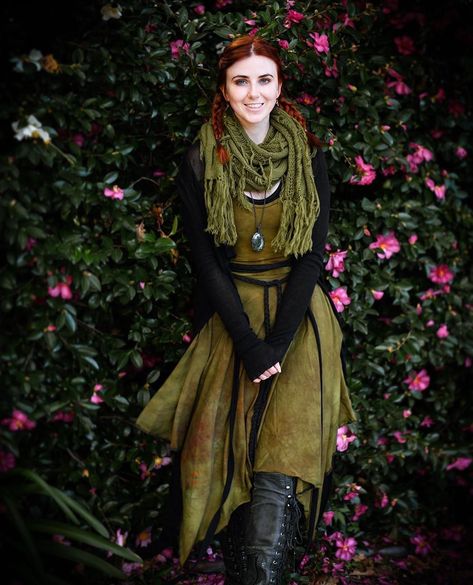 Hedge Witch Costume, Swamp Witch Aesthetic Fashion, Swamp Witch Costume, Forest Witch Outfit, Forest Witch Fashion, Coven Fashion, Goblincore Fashion, Bog Witch, Witchy Books