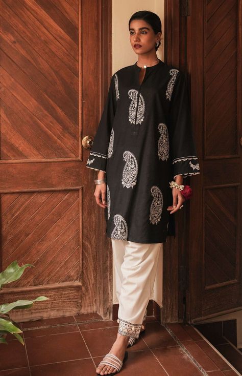 Best Designer Suits, Zara Shahjahan, Stylish Kurtis Design, Paisley Motif, Latest Bridal Dresses, Indian Designer Suits, Pakistani Fashion Casual, Casual Indian Fashion, Stylish Short Dresses