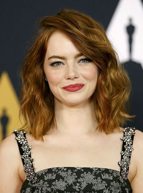 Oval Face Hairstyles, Oval Face Shapes, Side Swept, Great Hairstyles, Oval Faces, Round Faces, Medium Hair Cuts, Emma Stone, Red Lipstick