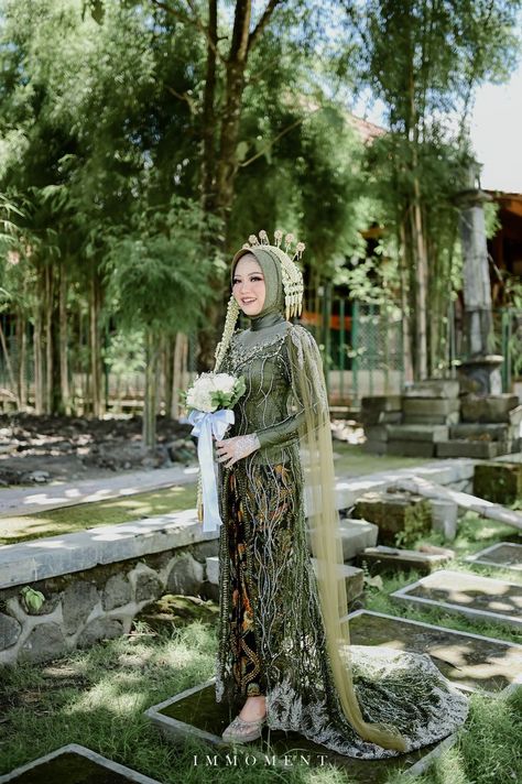 Weeding Dress Muslimah, Nikah Adat Jawa, Wedding Dress Hijab, Pose Pengantin, Javanese Wedding, Kebaya Wedding, Adat Jawa, Muslimah Wedding Dress, Muslimah Wedding