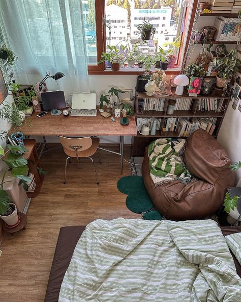 Bedroom Ideas For Small Rooms With Desk, Art Studio In Bedroom Small Spaces, Art Studio Bedroom Ideas Small Spaces, Cozy Artist Studio, Room Inspo Ghibli, Plants Small Apartment, Room Rugs Ideas Bedrooms, Little Room Ideas, Organised Room