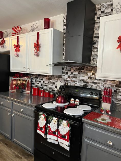 Ribbons On Cabinets Christmas, Apartment Kitchen Christmas Decor, Black White And Red Christmas Decor, Christmas Decor Ideas Indoor, Christmas Decor Ideas Apartment, Kitchen Xmas Decor, Space Black And White, Diy Christmas Kitchen, Christmas Kitchen Decor Ideas