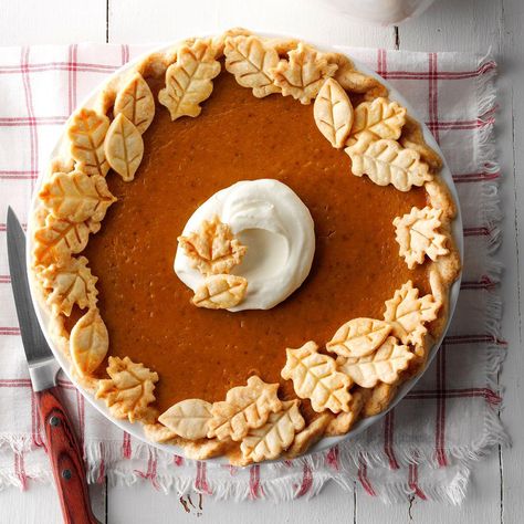 With decorative finishes like ruffled edges and leaf trims, these easy tips will make your pie crusts extra special. Healthy Pumpkin Pie Recipe, Classic Pumpkin Pie Recipe, Pie Decoration, Healthy Pumpkin Pies, Homemade Pumpkin Pie, Good Pie, Pudding Desserts, Pumpkin Pie Recipes, Recipe From Scratch